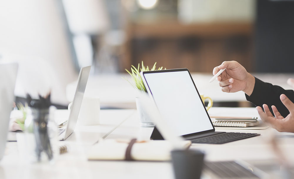 Person, die in einem Büro arbeitet